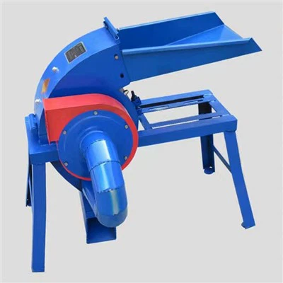 牛の干し草を挽く